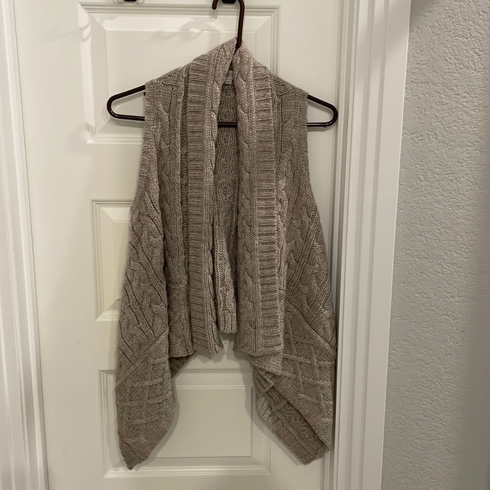 Loft high/low snit vest. Never worn. No piling. Taupe colored. Size XS/S.